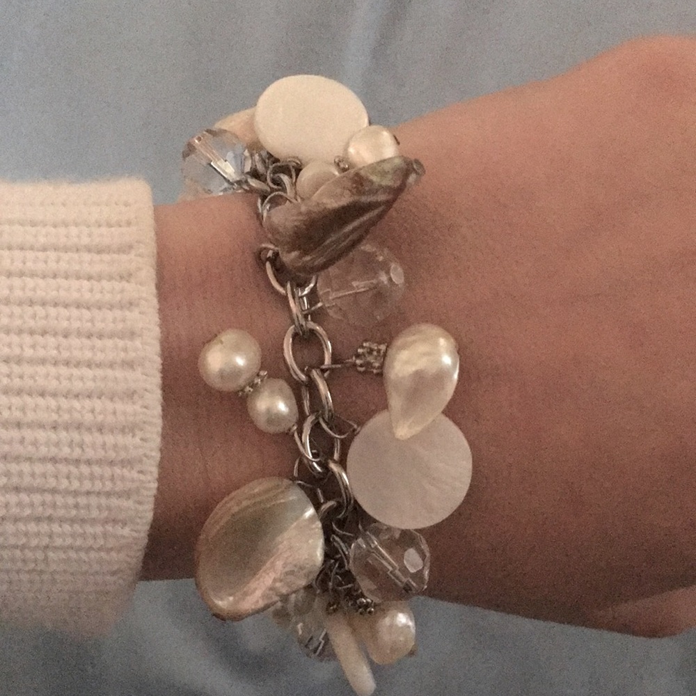 Bracelet with pearls and beads